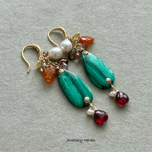 Laden Sie das Bild in den Galerie-Viewer, Malachite, pearl, garnet and zircon earrings