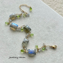 Laden Sie das Bild in den Galerie-Viewer, Labradorite and peridot bracelet