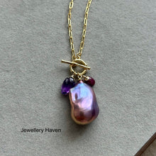 Laden Sie das Bild in den Galerie-Viewer, Deep purplish iridescent baroque pearl toggle necklace