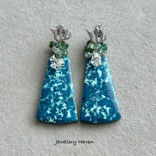 Cargar imagen en el visor de la galería, Shattuckite, green tourmaline and Herkimer quartz earrings