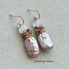 Laden Sie das Bild in den Galerie-Viewer, Iridescent lavender pearls, moonstone and tourmaline earrings