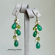 Carica l&#39;immagine nel visualizzatore di Gallery, Green onyx, peridot and pearls earrings