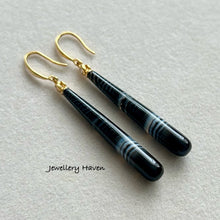 Carica l&#39;immagine nel visualizzatore di Gallery, Banded black agate earrings