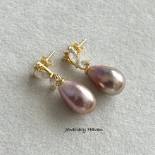 Carica l&#39;immagine nel visualizzatore di Gallery, Metallic iridescent Edison pearl butterfly stud dangle earrings