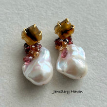 Load image into Gallery viewer, Montana agate with white iridescent baroque pearl earrings (detachable)