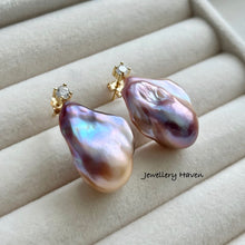 Cargar imagen en el visor de la galería, Purplish metallic iridescent baroque pearl stud earrings