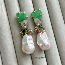 Laden Sie das Bild in den Galerie-Viewer, Iridescent white baroque pearl, tourmaline and Variscite studs earrings