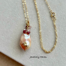 Cargar imagen en el visor de la galería, Bee pinkish peach baroque pearl pendant necklace