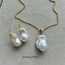 Carica l'immagine nel visualizzatore di Gallery, AAA blue overtone Baroque Pearl necklace