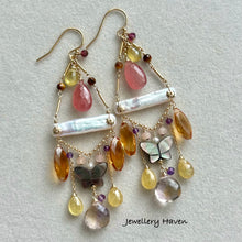 Laden Sie das Bild in den Galerie-Viewer, Soleil pearl chandelier earrings