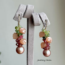 Laden Sie das Bild in den Galerie-Viewer, Round fresh water pearl, peach moonstone and tourmalines earrings