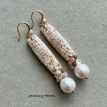 Carica l&#39;immagine nel visualizzatore di Gallery, Petrified Palm wood, white Edison pearl earrings