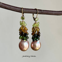 Laden Sie das Bild in den Galerie-Viewer, Edison pearl, peridot and tourmaline earrings