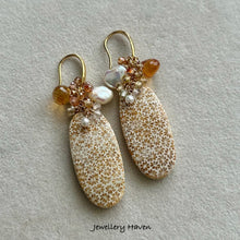 画像をギャラリービューアに読み込む, Fossil coral, citrine and pearl earrings