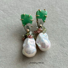 Laden Sie das Bild in den Galerie-Viewer, Iridescent white baroque pearl, tourmaline and Variscite studs earrings