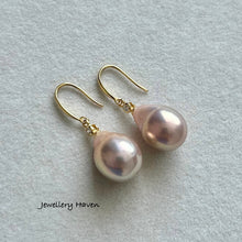 Cargar imagen en el visor de la galería, Champagne metallic iridescent Edison pearl earrings