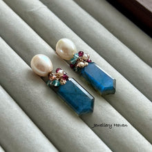 Laden Sie das Bild in den Galerie-Viewer, Labradorite and pearl studs earrings