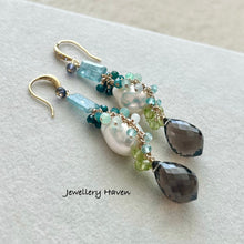 Laden Sie das Bild in den Galerie-Viewer, Aqua kyanite, Edison pearl, smokey quartz gems cluster earrings