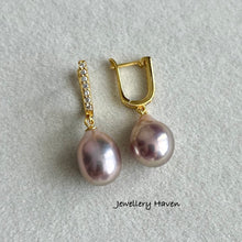 Carica l&#39;immagine nel visualizzatore di Gallery, Metallic iridescent Edison pearl hoop earrings