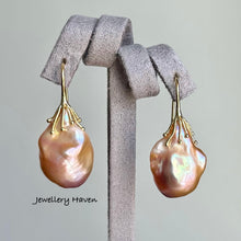 Cargar imagen en el visor de la galería, Metallic iridescent baroque pearl earrings #1