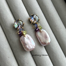 Cargar imagen en el visor de la galería, Iridescent lavender pearls and round abalone shell stud earrings (detachable dangle)