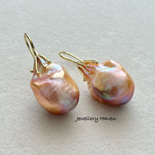 Charger l&#39;image dans la galerie, Metallic iridescent baroque pearl earrings #1