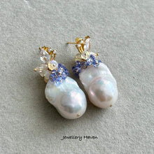 Laden Sie das Bild in den Galerie-Viewer, Baroque pearl, tanzanite and opal earrings
