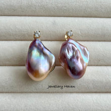 Carica l&#39;immagine nel visualizzatore di Gallery, Purplish metallic iridescent baroque pearl stud earrings