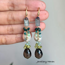 Cargar imagen en el visor de la galería, Aqua kyanite, Edison pearl, smokey quartz gems cluster earrings