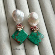 Load image into Gallery viewer, Australian malachite and baroque pearl studs earrings
