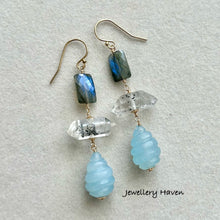 Laden Sie das Bild in den Galerie-Viewer, Icy blue aquamarine tier drop earrings