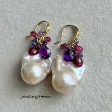 画像をギャラリービューアに読み込む, Baroque pearls, Ruby and purple Amethyst cluster earrings