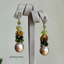 Laden Sie das Bild in den Galerie-Viewer, Edison pearl, peridot and tourmaline earrings
