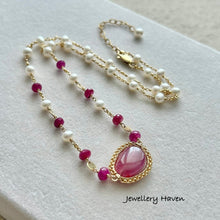 Laden Sie das Bild in den Galerie-Viewer, Untreated natural Ruby and pearl necklace