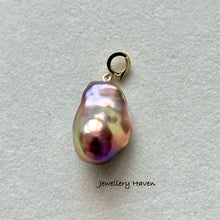 Carica l&#39;immagine nel visualizzatore di Gallery, Aurora metallic iridescent baroque pearl pendant