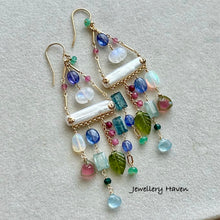 Cargar imagen en el visor de la galería, Blooms pearl chandelier earrings