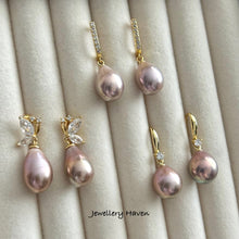 Carica l&#39;immagine nel visualizzatore di Gallery, Metallic iridescent Edison pearl hook earrings