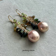Laden Sie das Bild in den Galerie-Viewer, Edison pearl, peridot and tourmaline earrings