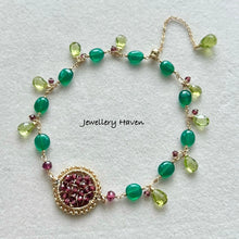 Laden Sie das Bild in den Galerie-Viewer, Garnet weave and green onyx bracelet