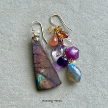 Laden Sie das Bild in den Galerie-Viewer, Purplish orange flash Labradorite earrings
