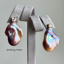 Cargar imagen en el visor de la galería, Purplish metallic iridescent baroque pearl stud earrings