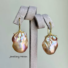 Cargar imagen en el visor de la galería, Metallic iridescent baroque pearl earrings #7
