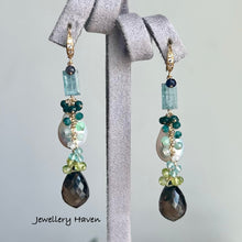 Cargar imagen en el visor de la galería, Aqua kyanite, Edison pearl, smokey quartz gems cluster earrings