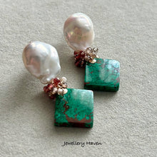 Load image into Gallery viewer, Australian malachite and baroque pearl studs earrings