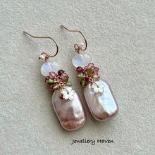 Charger l&#39;image dans la galerie, Iridescent lavender pearls, moonstone and tourmaline earrings