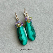 Laden Sie das Bild in den Galerie-Viewer, Malachite, peridot, tanzanite and amethyst earrings