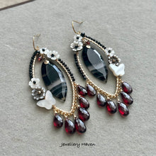 Laden Sie das Bild in den Galerie-Viewer, Black banded agate, garnet, black spinel chandelier earrings
