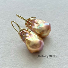 Carica l&#39;immagine nel visualizzatore di Gallery, Metallic iridescent baroque pearl earrings #3