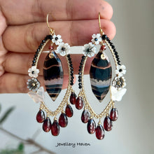 Laden Sie das Bild in den Galerie-Viewer, Black banded agate, garnet, black spinel chandelier earrings