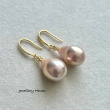 Load image into Gallery viewer, Champagne metallic iridescent Edison pearl earrings